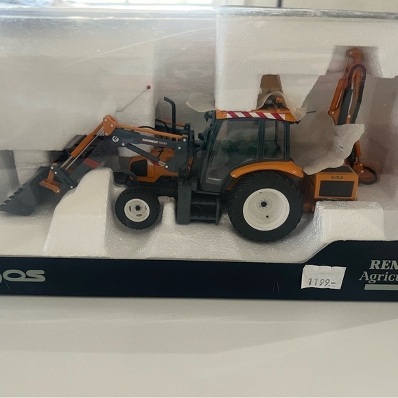 Universal Hobbies Renault Ergos 100 Tractor 1:32 Scale Die-Cast Model โ Rare - Picture 2 of 10